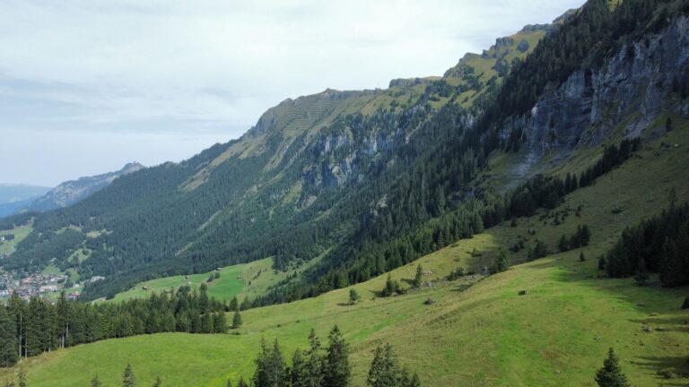 95 Au fil du Doubs Etappe 3 Goumois - Soubey – Märchenwald bei Urwald-Weg, Kanton Jura