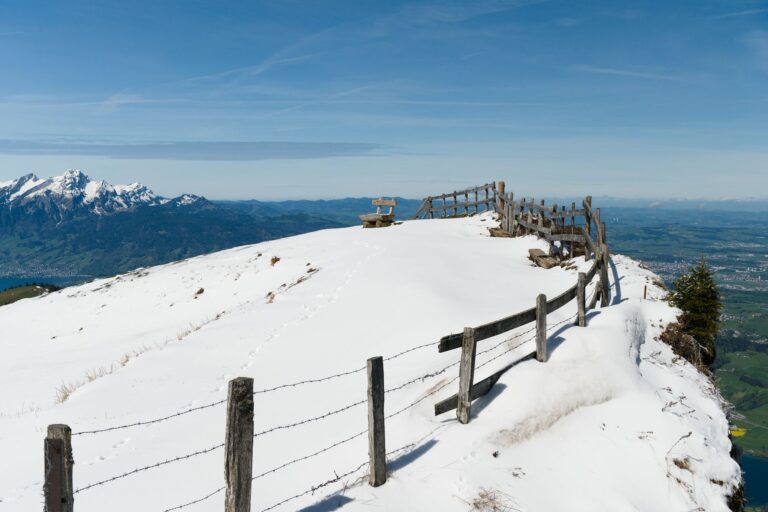 K12 NE Chemin de l'abeille rouge Arêtes (Bus 301) - Cerisier (Bus 311) – Familientouren bei Chasseral, Kanton Neuenburg