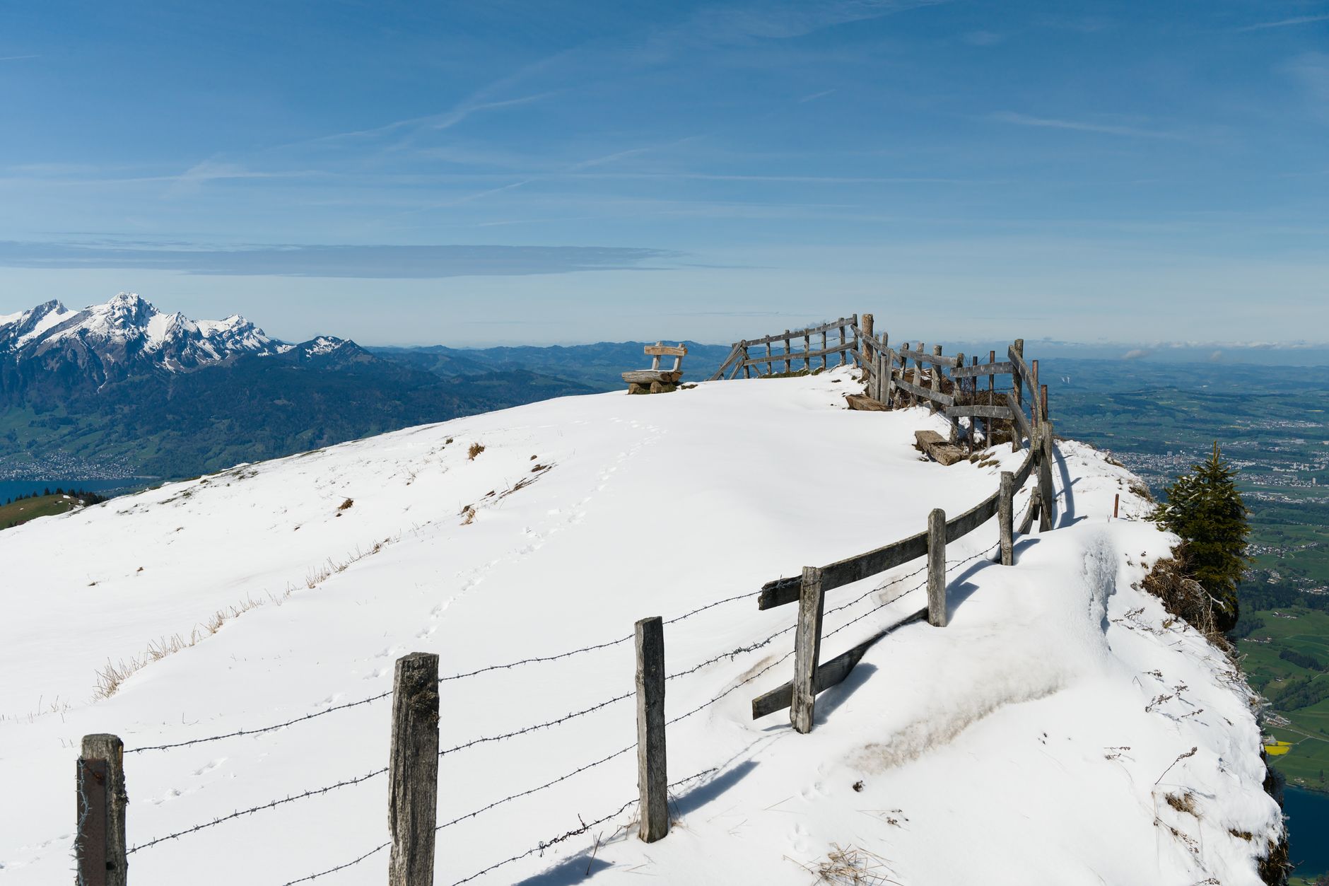 K12 NE Chemin de l'abeille rouge Arêtes (Bus 301) - Cerisier (Bus 311) – Familientouren bei Chasseral, Kanton Neuenburg
